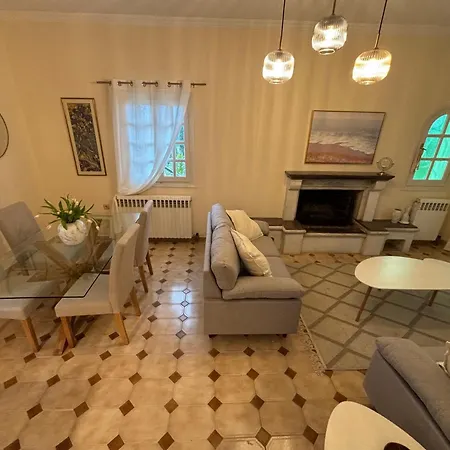 Semesterbostad Athinas House